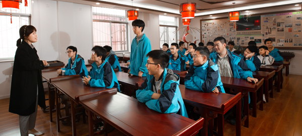 镇坪 分类教学，因材施教，采取“一类一方案、一人一目标”的教学方法