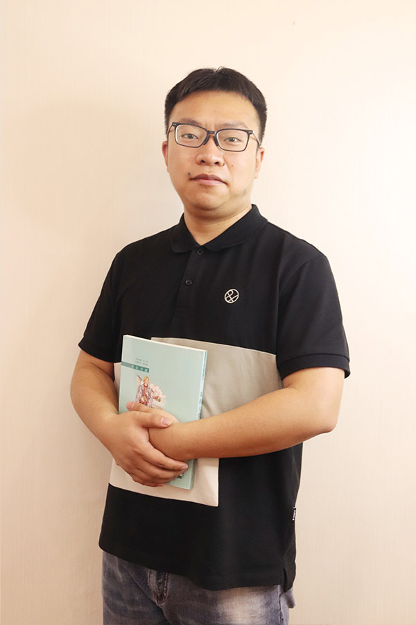 镇坪杨斌 本科学历，毕业于西安航空学院